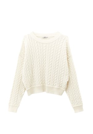 Suéter blanco de punto con cuello redondo y ajuste holgado, con puños y dobladillo acanalados para mayor textura y detalle.