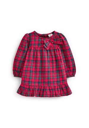 Robe pour tout-petit à manches longues à carreaux rouges et verts, avec un nœud sur la poitrine et un ourlet à volants sur fond blanc.