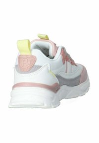Scarpa sportiva bianca con accenti rosa e grigi, dotata di una suola imbottita, tessuto testurizzato e un grazioso occhiello giallo sul tallone.