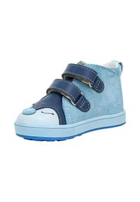 Niebieskie zamszowe buty za kostkę z dwoma ciemnoniebieskimi paskami na rzep, białą czubkiem oraz jasnoniebieską gumową podeszwą. Posiadają detale w postaci szwów.