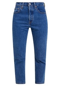 Vaqueros de mezclilla azul con cintura alta, diseño de pierna recta y estilo de cinco bolsillos. Presenta un sutil desgastado y herrajes de botón de metal.