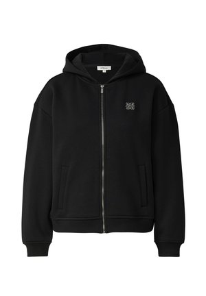 Felpa nera con zip, tasche frontali, polsini a costine e un piccolo logo bianco ricamato sul petto a sinistra, mostrata su sfondo bianco.