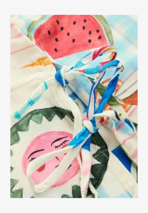 Tissu coloré avec des motifs de fruits, présentant une pastèque et un soleil souriant. Des liens bleus et blancs accentuent le design, avec une texture douce.