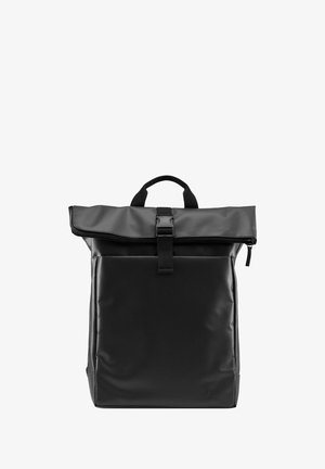 Zwarte rol-top rugzak gemaakt van waterdicht materiaal met een gestructureerde afwerking, heeft een centrale ritsluiting en een handvat aan de bovenkant om te dragen.