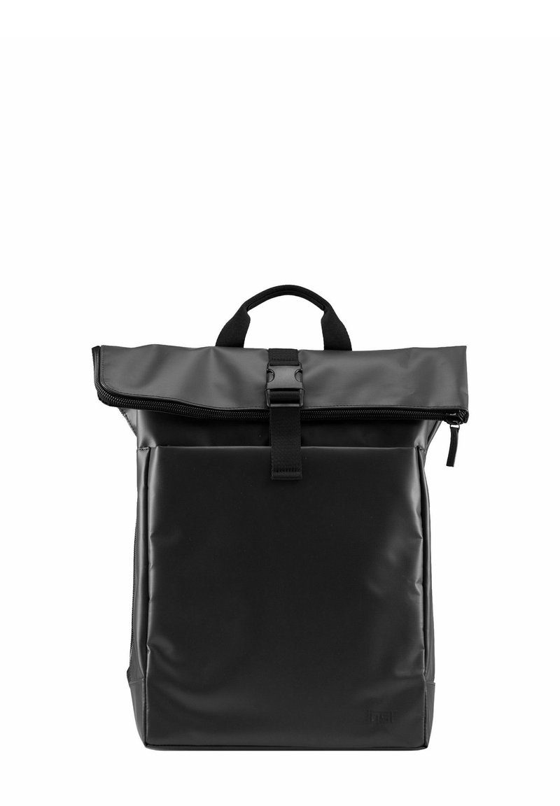 Zaino nero a roll-top realizzato in materiale impermeabile con finitura testurizzata, dotato di una chiusura centrale con zip e una maniglia superiore per il trasporto.
