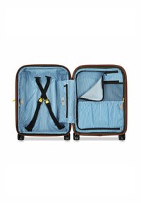 Valigia marrone con un interno a righe blu. Presenta strap regolabili, una tasca con zip e scomparti in rete per una sistemazione ordinata.