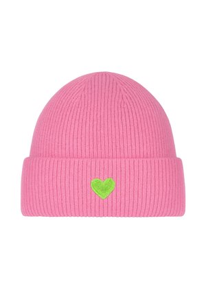 Rosa gestrickte Mütze mit geripptem Muster, die auf der Vorderseite einen grünen Herzpatch aufweist. Das Design ist mit einem umgeschlagenen Saum ausgestattet.
