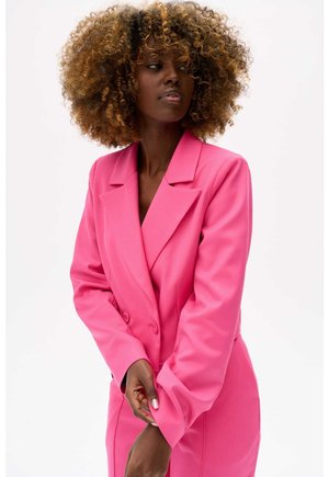 Heldere roze op maat gemaakte blazer met een dubbele rij knopen, een ingesneden kraag en brede mouwen. Gladde stof en getailleerd silhouet.