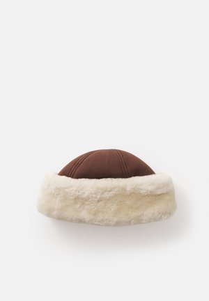 DORA - Pletena kapa - hot fudge brown