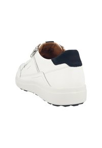 Hvide lædersneakers med en marineblå detalje på hælen, der har en solid gummisål og diskrete syninger. Bagfra ses spændes hardware.