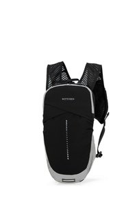 Zaino nero con spallacci in rete e accenti grigi. Presenta una tasca anteriore con zip, dettagli riflettenti e un design elegante e sobrio.