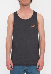 Grå bomulds tanktop med rund halsudskæring, uden ærmer og et lille orange logo på venstre brystområde.