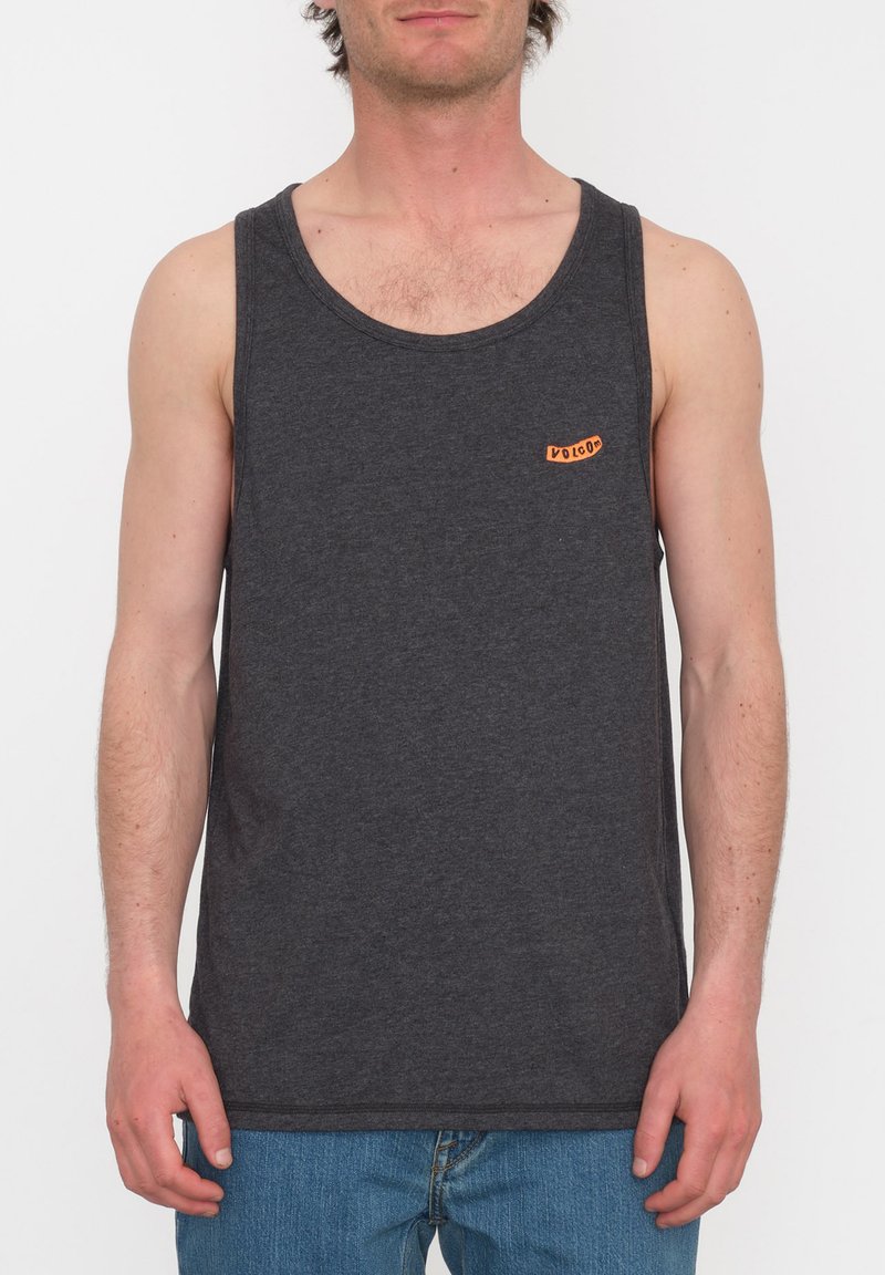 Grå bomulds tanktop med rund halsudskæring, uden ærmer og et lille orange logo på venstre brystområde.