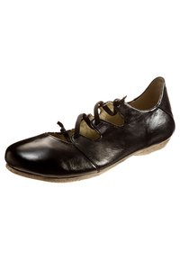Chaussure en cuir noir avec un petit talon, présentant un design découpé, des lacets sur le côté et une semelle beige texturée.
