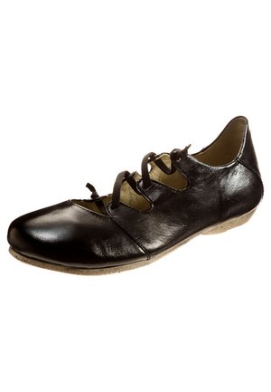 Schwarzer Lederschuh mit niedrigem Absatz, der ein ausgeschnittenes Design, seitliche Schnürsenkel und eine strukturierte beige Sohle aufweist.