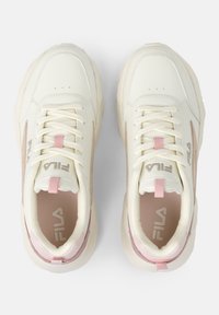 Baskets blanches et rose clair en cuir texturé, à bout rond, avec languette rembourrée et détail de logo. Lacets et doublure douce inclus.