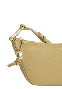 Bolso de cuero texturizado amarillo con cierre de cremallera y herrajes en tono dorado, que presenta un acento redondo y una correa corta y ajustable.