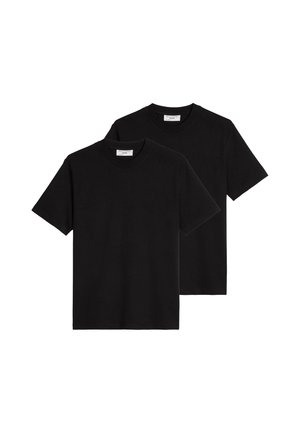 Deux t-shirts noirs unis en coton à manches courtes et col rond, présentés à plat avec l'un légèrement derrière l'autre.