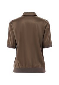 Braunes Satin-Poloshirt mit kurzen Ärmeln und Kragen, das einen gerippten Saum und Ärmelbündchen in einer dunkleren Braunnuance aufweist. Glatte Textur und lässige Passform.