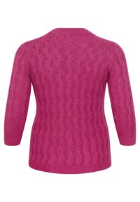 Maglione fucsia lavorato a maglia con un motivo zigzag testurizzato, scollatura a barchetta e maniche a tre quarti. Finizioni a coste su polsini e orlo.