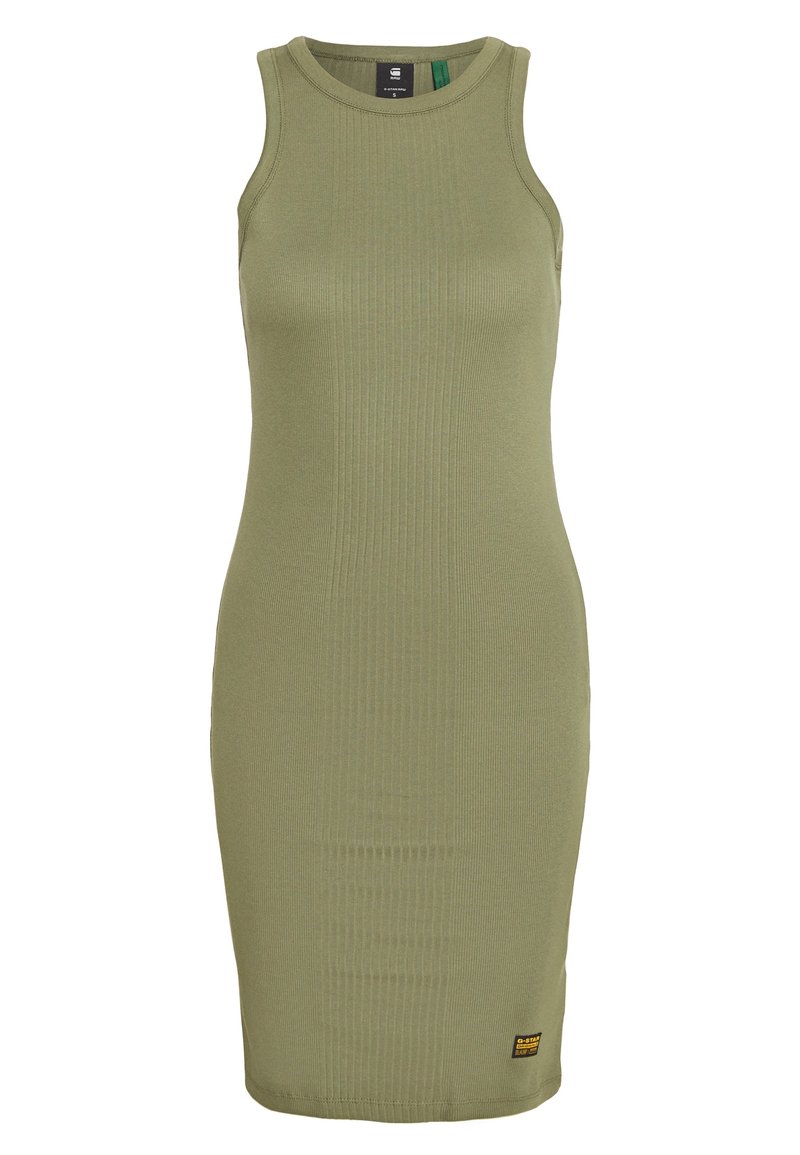 Ärmlös klänning i olivgrön ribbad bodycon-stil med rund halsringning och liten märkesetikett nära fållen på vit bakgrund.