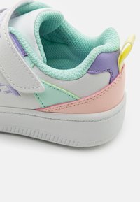 Sapatilha multicolorida com parte superior em couro sintético branco, forro em malha e detalhes em pastéis nas cores menta, lavanda, rosa e amarelo. textura.