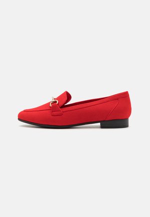 Rote Stoffslipper mit flachem Absatz, ausgestattet mit einem dekorativen Beschlag aus goldenem Metall und einer weichen, glatten Textur.