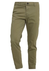 Pantaloni chino in cotone verde oliva con vestibilità slim, chiusura zip, bottone, tasche frontali e dettagli di cucitura minimal.