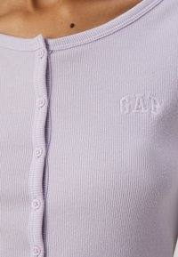 GAP CROPPED CREW - Marškinėliai su spaudiniu - orchid petal