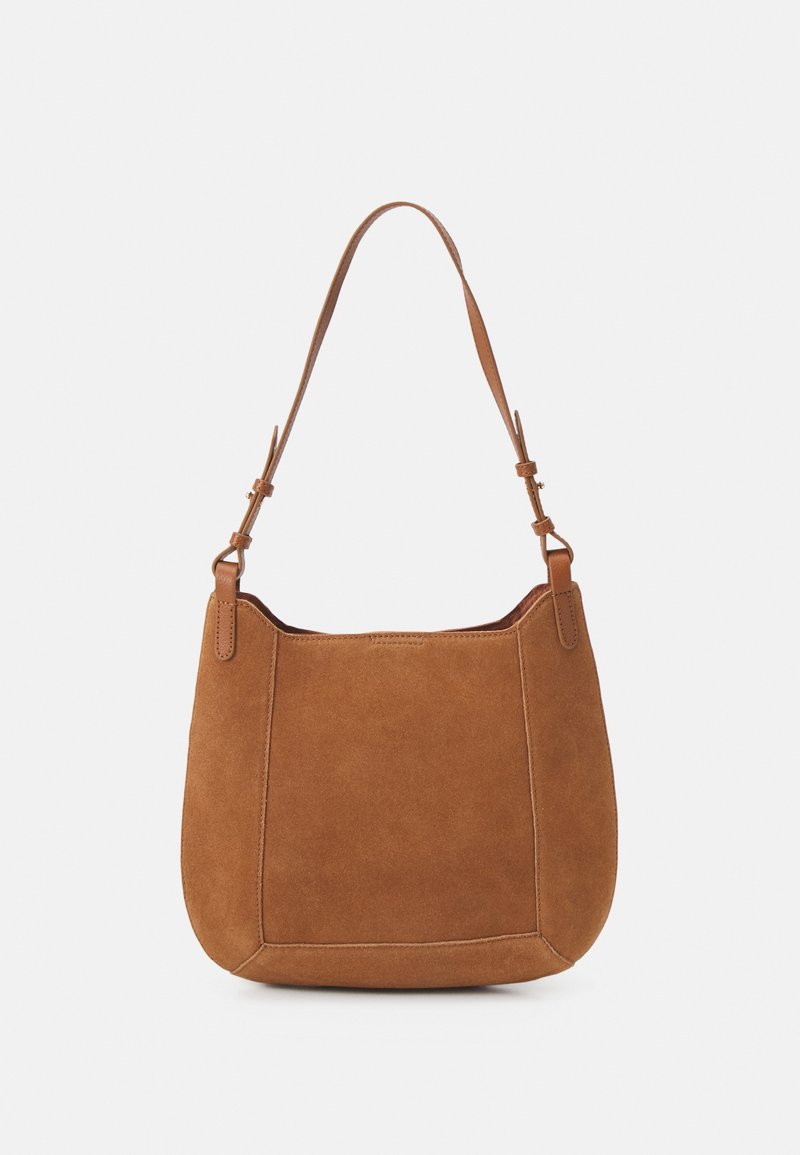 Sac à épaule en daim marron avec sangles réglables et détails de couture simples sur un fond uni.