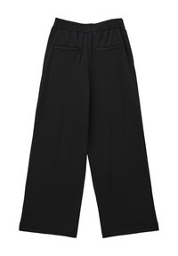 Zwarte broek met wijde pijpen, gemaakt van een gladde stof met een getextureerde elastische tailleband en twee achterzakken. Geen zichtbare hardware of patronen.
