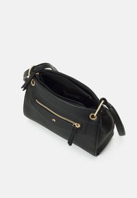 Borsa a tracolla in pelle nera texturizzata con una cerniera dorata, manico superiore e tracolla regolabile. Presenta una tasca frontale con zip e un ampio interno.