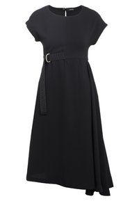 Robe mi-longue noire texturée avec manches courtes, ourlet asymétrique et ceinture à la taille avec une boucle métallique sur le côté gauche.