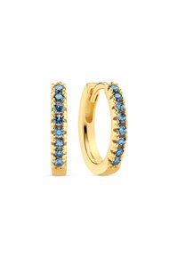 Orecchini a cerchio in oro con una fila di pietre preziose blu incastonate lungo il bordo esterno, che presentano una finitura lucida e una superficie liscia.