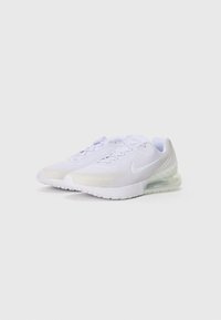 Une paire de chaussures de course Nike Air Max blanches avec une texture en maille et une semelle à coussin d'air visible, sur un fond blanc uni.