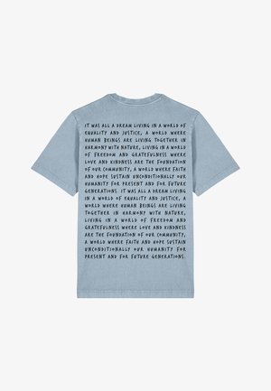 T-shirt en coton bleu clair à manches courtes, avec un texte noir comprenant des messages sur l'égalité, la justice et les valeurs communautaires.