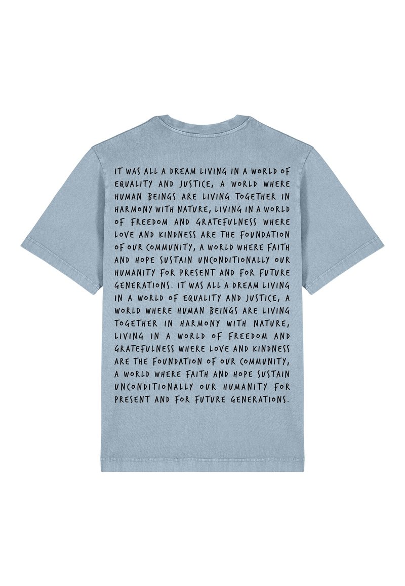 T-shirt en coton bleu clair à manches courtes, avec un texte noir comprenant des messages sur l'égalité, la justice et les valeurs communautaires.