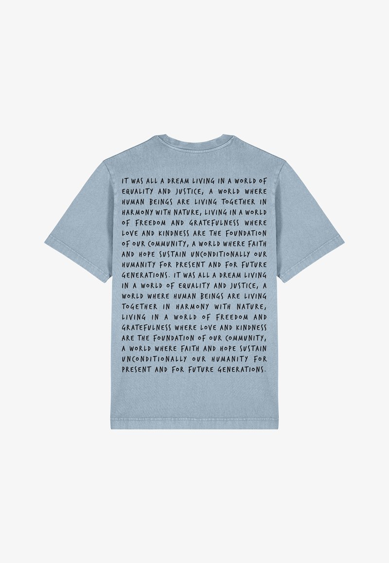 Lichtblauwe katoenen T-shirt met korte mouwen, voorzien van zwarte tekst met boodschappen over gelijkheid, gerechtigheid en gemeenschapswaarden.