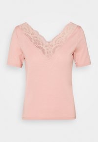 Rosa kortärmad T-shirt med V-ringning, med en delikat spetsinsats vid halsutskärningen. Mjuk tyg med en slät textur.