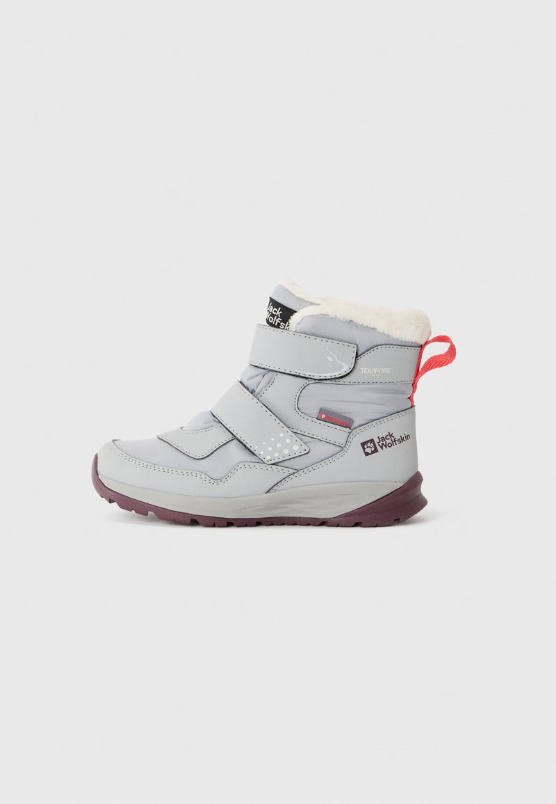 Bota de invierno impermeable gris con suave forro crema, dos hebillas ajustables, capucha texturizada y suela color granate. Logo de Jack Wolfskin visible.