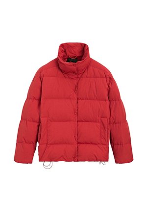 Červená prošívaná péřová bunda s vysokým límcem, zapínáním na druky, dlouhými rukávy a bočními kapsami, izolovaná na bílém pozadí.
