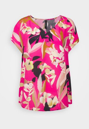 Kurzärmlige Bluse in lebhaftem Pink mit einem floralen Muster in Schwarz, Creme und Grün. V-Ausschnitt und weicher Stoffstruktur.
