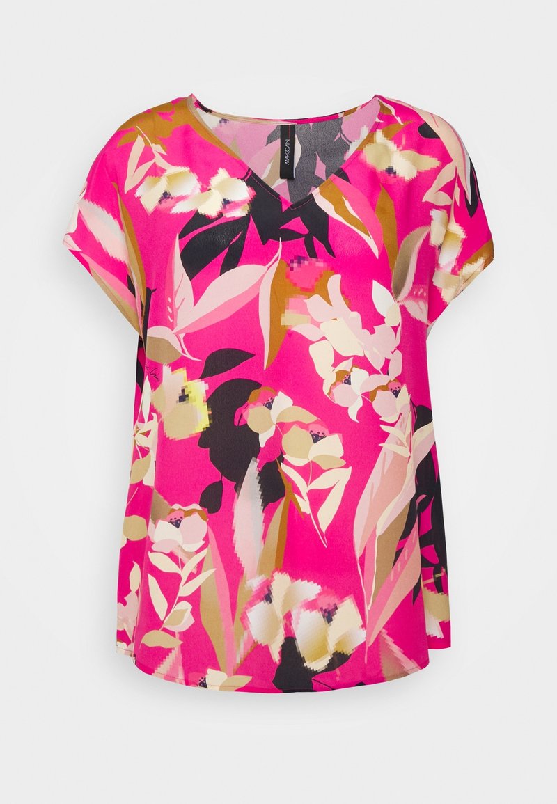 Blusa de manga corta en un vibrante color rosa, con un patrón floral en tonos de negro, crema y verde. Diseño con escote en V y textura de tela suave.