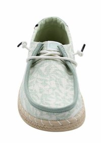 Scarpa in tela verde chiaro con una parte superiore testurizzata, lacci elastici e suola intrecciata beige. Accentuata da una bordatura di colore contrastante.