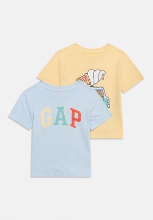 Δύο μπλουζάκια για νήπια με κοντά μανίκια, ένα ανοιχτό μπλε με πολύχρωμο κείμενο "GAP" και ένα απαλό κίτρινο με γραφικό παγωτού και αυτοκινήτου.