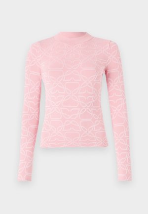 Maglietta rosa a maniche lunghe realizzata in tessuto testurizzato con un motivo floreale ripetuto in bianco. Collo alto e design aderente.