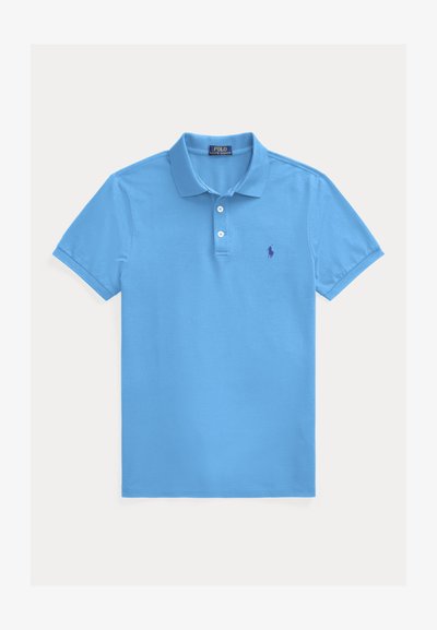 Šviesiai mėlynas trumpomis rankovėmis polo marškinėlis, su dviem sagomis ir mažą tamsiai mėlyną siuvinėtą logotipą kairėje krūtinės pusėje.
