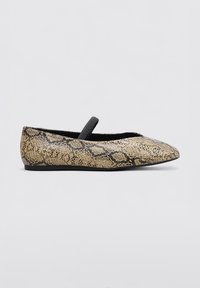 Ballettschuhe mit spitz zulaufender Zehe, in einem Schlangenhautmuster aus Beige und Schwarz, mit einem schwarzen elastischen Riemen über dem Spann.