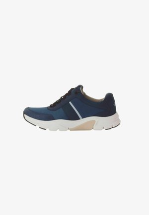 Baskets de sport bleues en mesh et matériaux synthétiques. Présentent une bande blanche, un bout arrondi et une semelle blanche épaisse avec un accent beige.