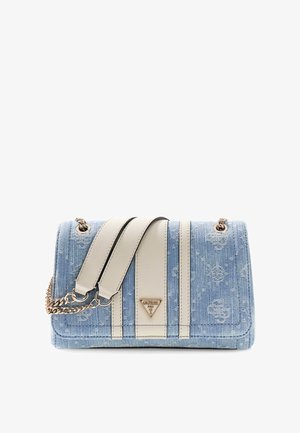 Sac d’épaule en denim bleu clair avec des sangles en cuir blanc, des accents en chaîne dorée et un petit logo métallique triangulaire sur le rabat avant.